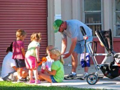1181526_dad_and_the_children