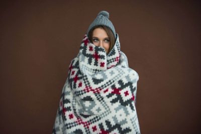 22.09.13.-vistacreate-174283504-stock-photo-woman-wrapped-in-blanket
