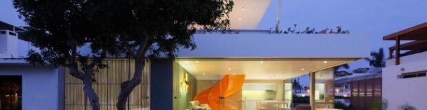 Családi ház lakóparkban – minimális alapterületen, narancssárga díszlépcsővel